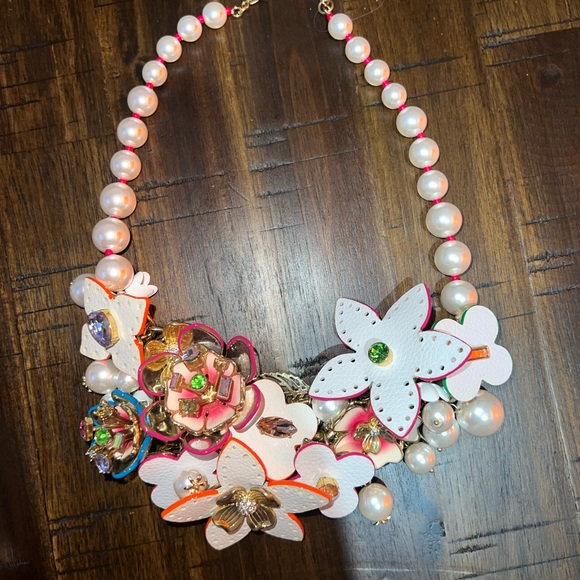 BETSEY JOHNSON STATEMENT NECKLACE ~ FLOWER PEARL ~NWOT RARE HTF - Picture 3 of 3